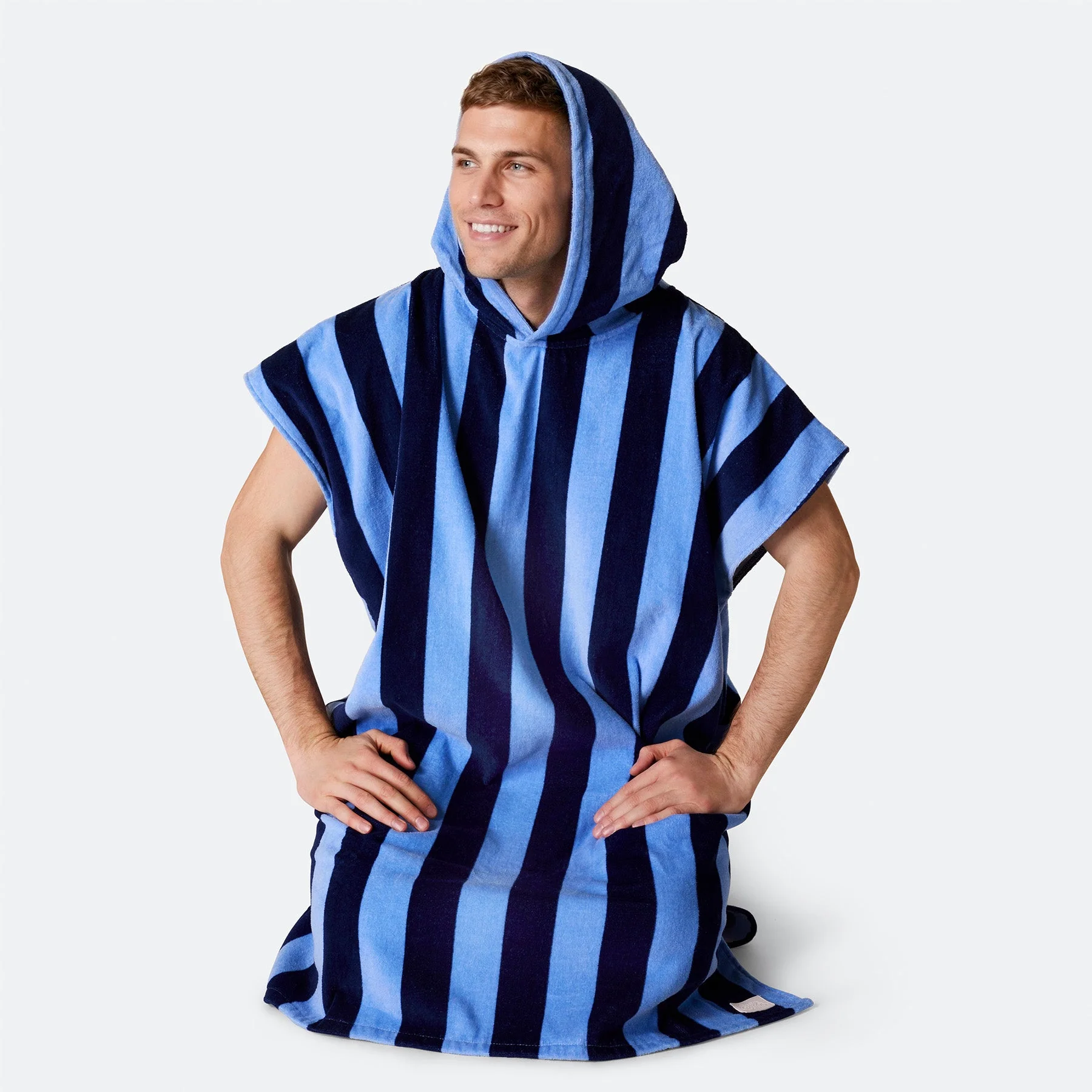 Gestreifter Blauer Badeponcho - Image 7